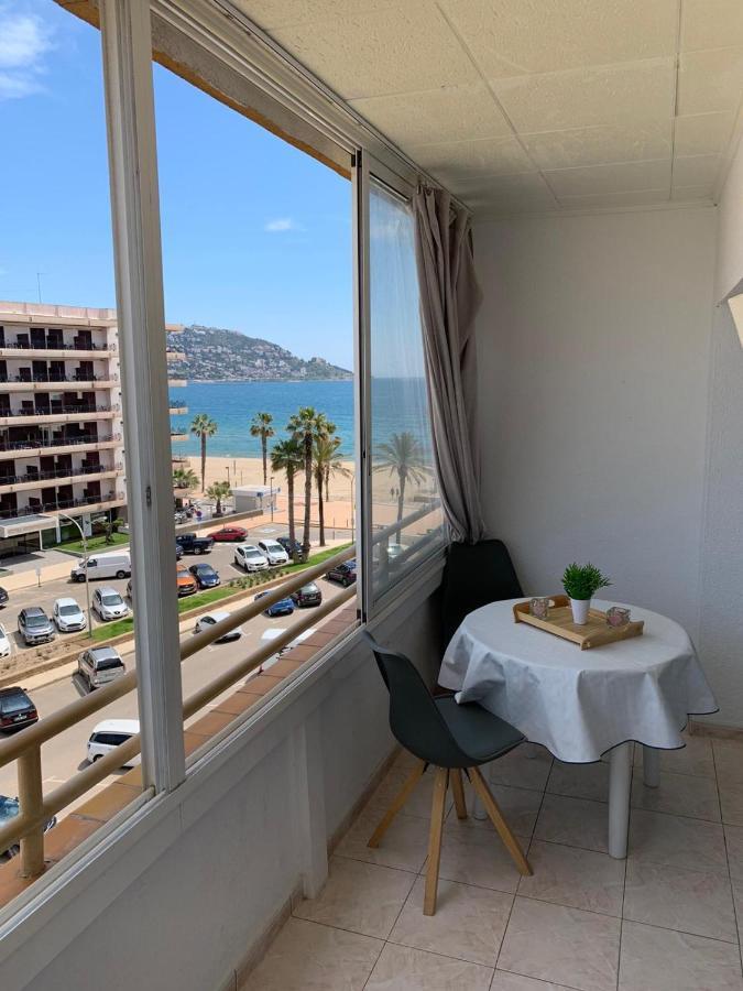 Appartement Premiere Ligne De Mer Avec Piscine روساس المظهر الخارجي الصورة