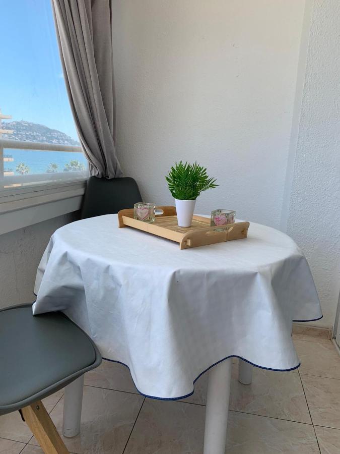 Appartement Premiere Ligne De Mer Avec Piscine روساس المظهر الخارجي الصورة