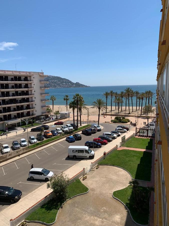 Appartement Premiere Ligne De Mer Avec Piscine روساس المظهر الخارجي الصورة
