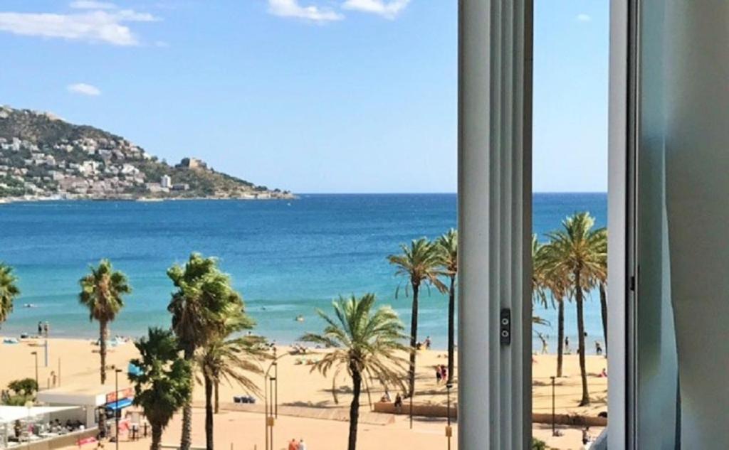 Appartement Premiere Ligne De Mer Avec Piscine روساس المظهر الخارجي الصورة