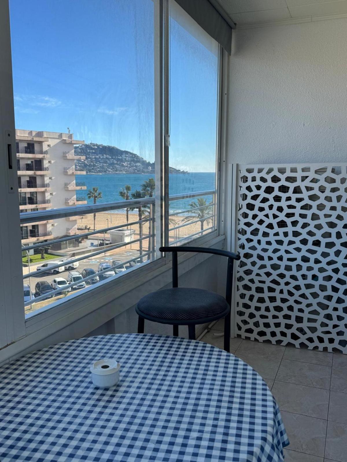 Appartement Premiere Ligne De Mer Avec Piscine روساس المظهر الخارجي الصورة