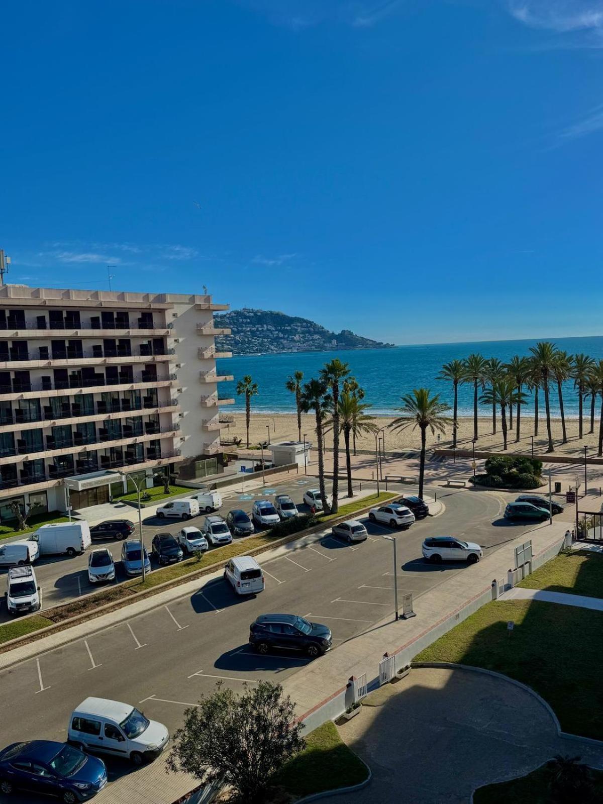 Appartement Premiere Ligne De Mer Avec Piscine روساس المظهر الخارجي الصورة